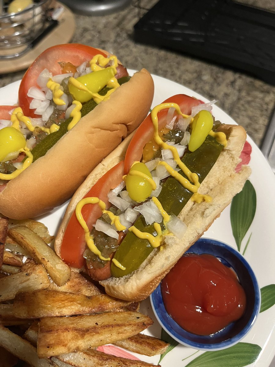 catboysuh's tweet photo. do you guys think johnny would be proud of my chicago hot dogs? #ChefAsh https://t.co/bOUjA6r1L2