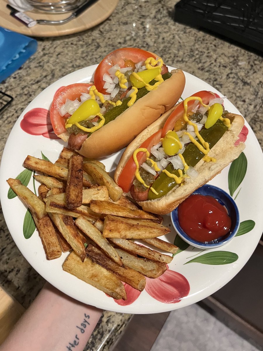 catboysuh's tweet photo. do you guys think johnny would be proud of my chicago hot dogs? #ChefAsh https://t.co/bOUjA6r1L2