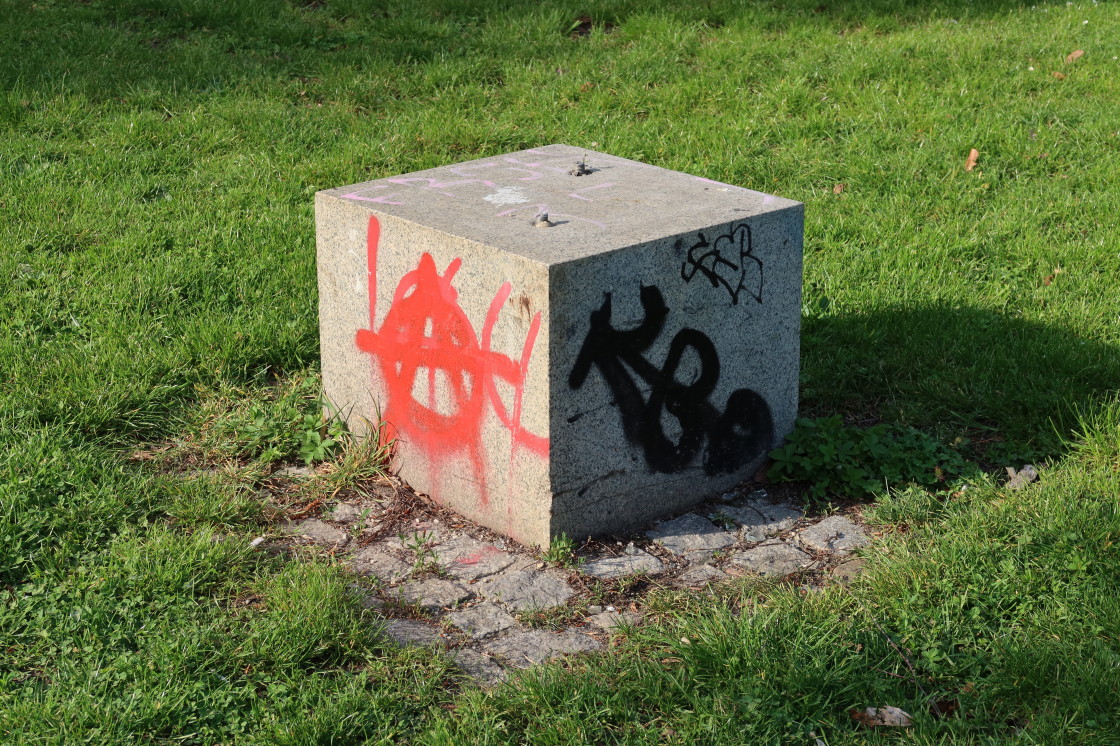 Auf diesen Sockeln im Volkspark #Friedrichshain standen mal #Kunstwerke. Sie wurden gestohlen, beschädigt, beschmiert und sind nun weg. Ein Teil der Berliner #Bevölkerung ist hochgradig sozial inkompetent und ohne jede Hemmung. Das zeigt sich in sehr vielen Bereichen.