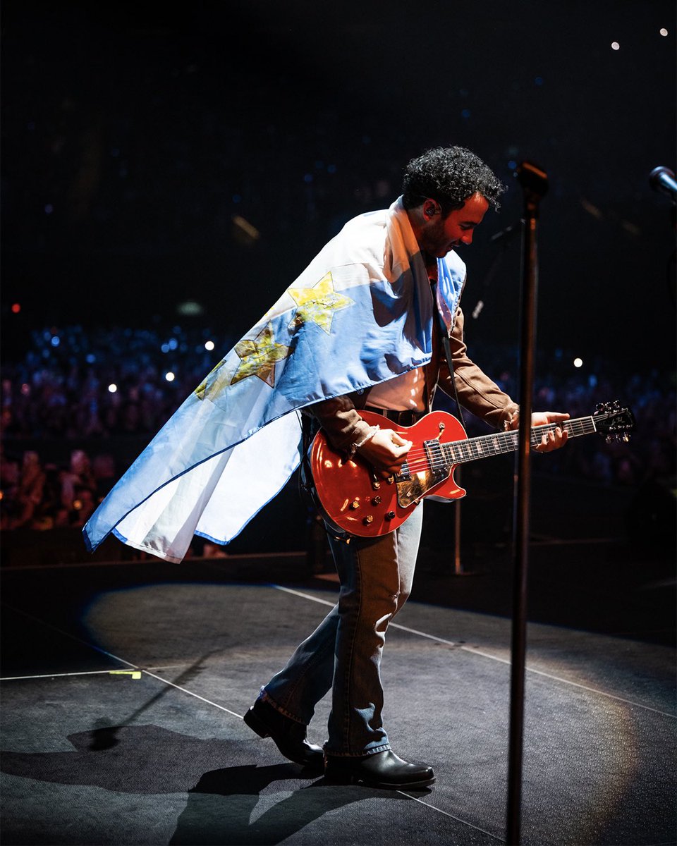 kevin jonas tweet media