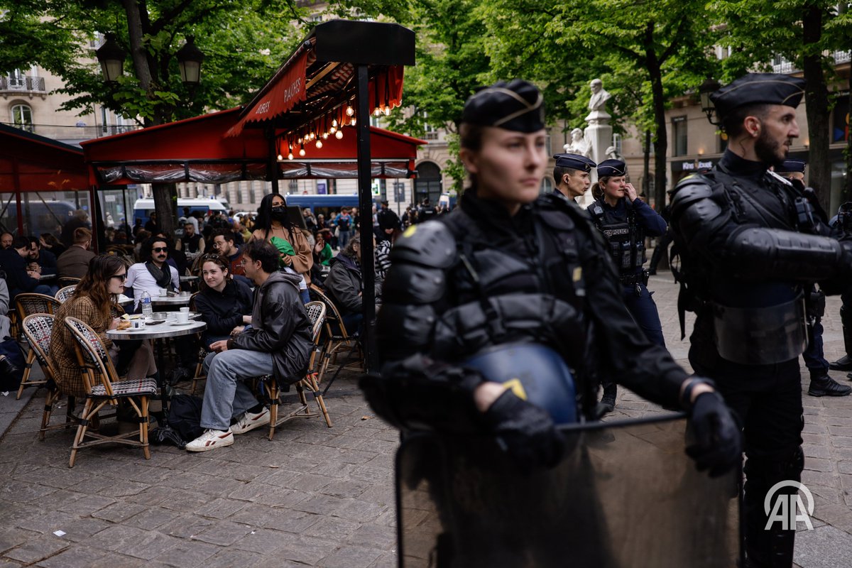 🇫🇷Fransa'nın önde gelen üniversitelerinden Sorbonne'da, Filistin'e destek gösterisi düzenleyen öğrencilere polis müdahale etti