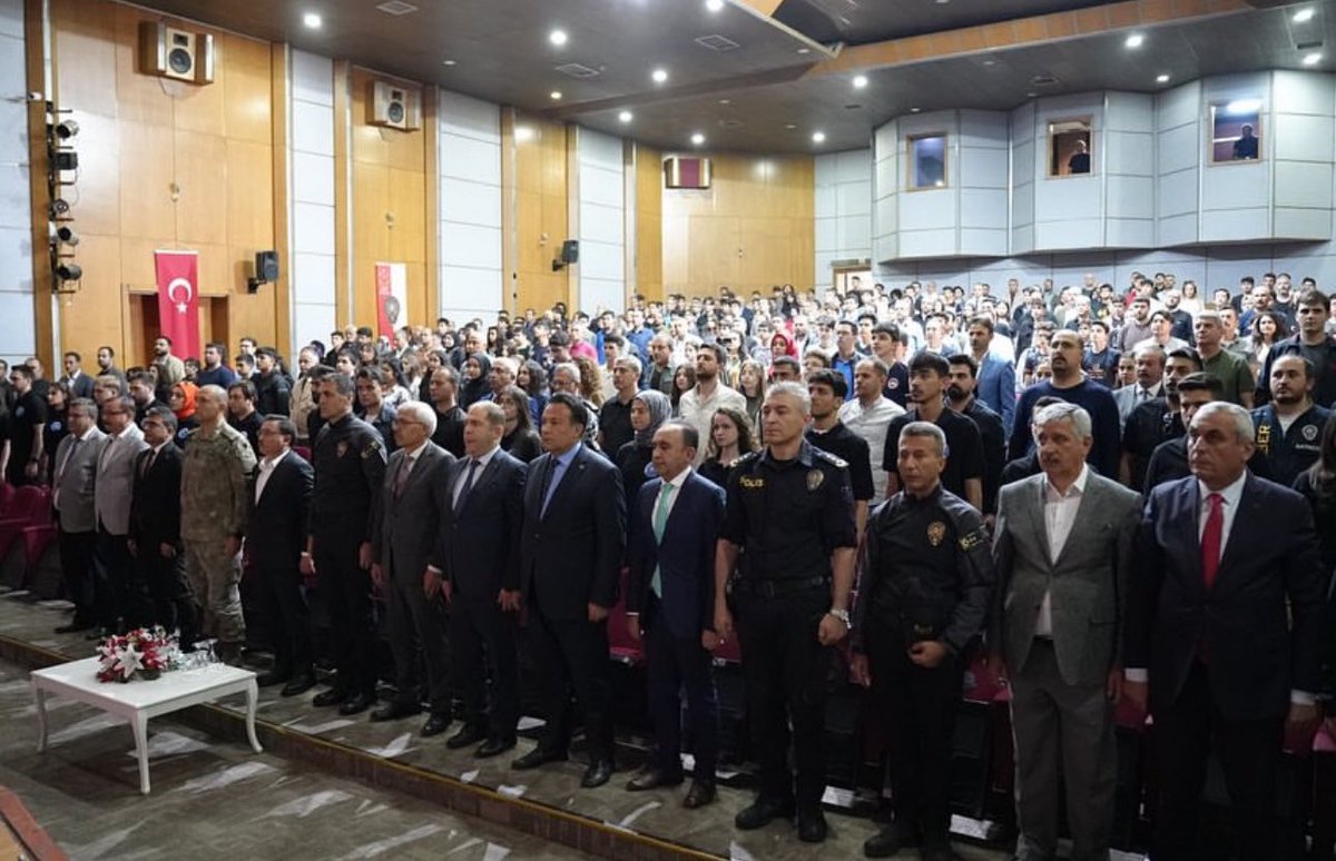 Gültepe Kültür Merkezinde Siberay Bil-kazan yarışması düzenlendi.Programa Valimiz Sayın Gökmen Çiçek, Vali Yardımcıları; Adnan Türkdamar ve Adnan Tezcan, İl Emniyet Müdürü Atanur Aydın, İl Milli Eğitim Müdürü Bahameddin Karaköse ve il protokolü katıldılar. @hacikaya71