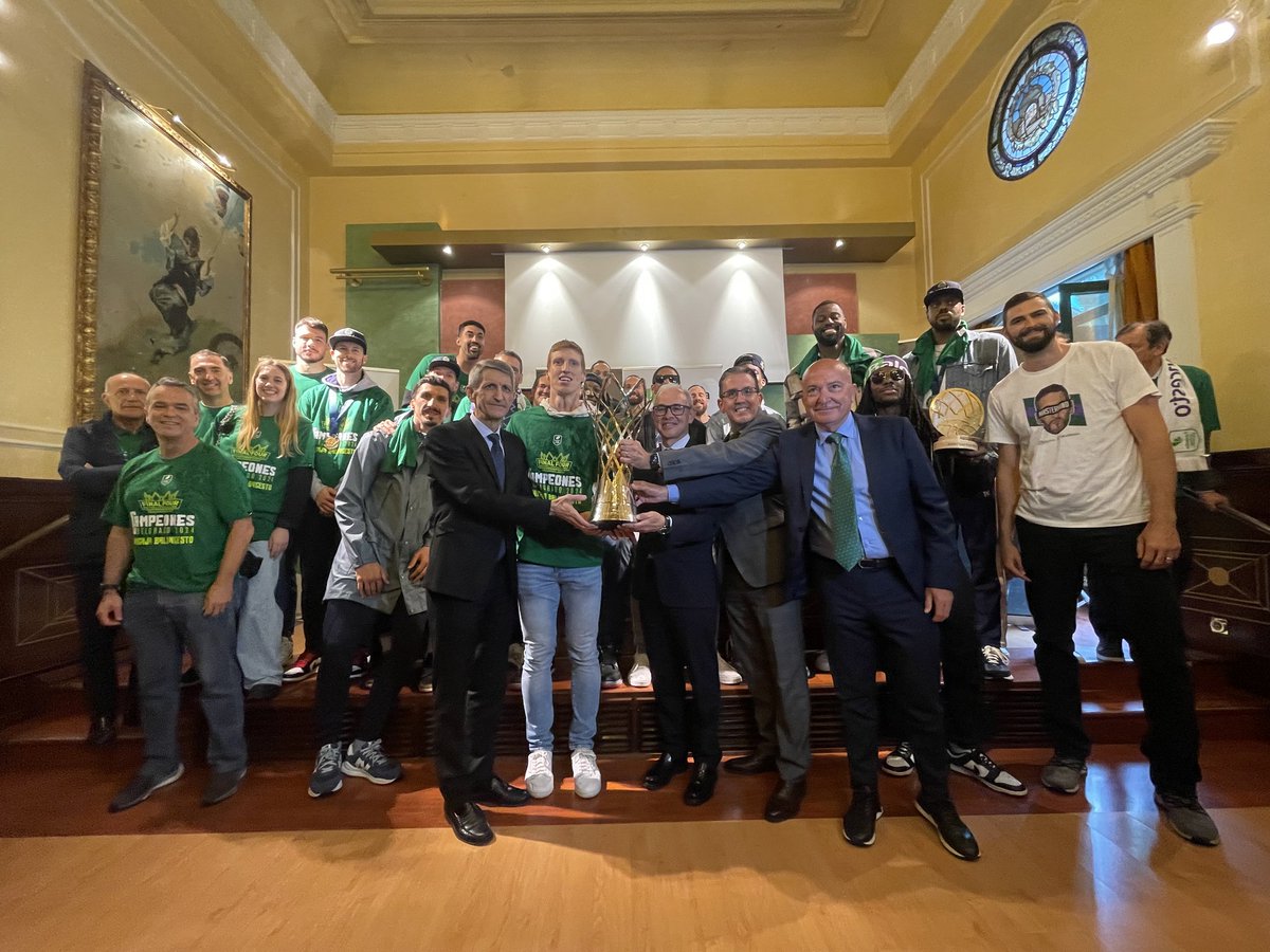 💚 Unicaja, patrocinador principal de @unicajaCB, ha recibido al Campeón de la @BasketballCL en su sede de la Plaza de la Marina👏 🏆 El equipo ha recorrido Málaga para ofrecer el trofeo a la afición y realizar varias visitas institucionales. #BasketballCL #BecomeLegendary