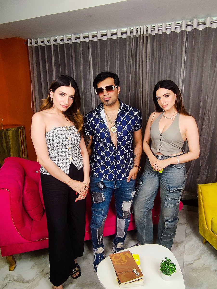 Fab singing duo, fab sister duo, fab souls, fab #EXCLUSIVE VIDEO #INTERVIEW. Had an absolute blast with #SukritiKakar and #PrakritiKakar for our first episode of #SiblingRivalry and an in-depth chat about their new song and music label. #StayTuned for our #ExclusiveInterview only…