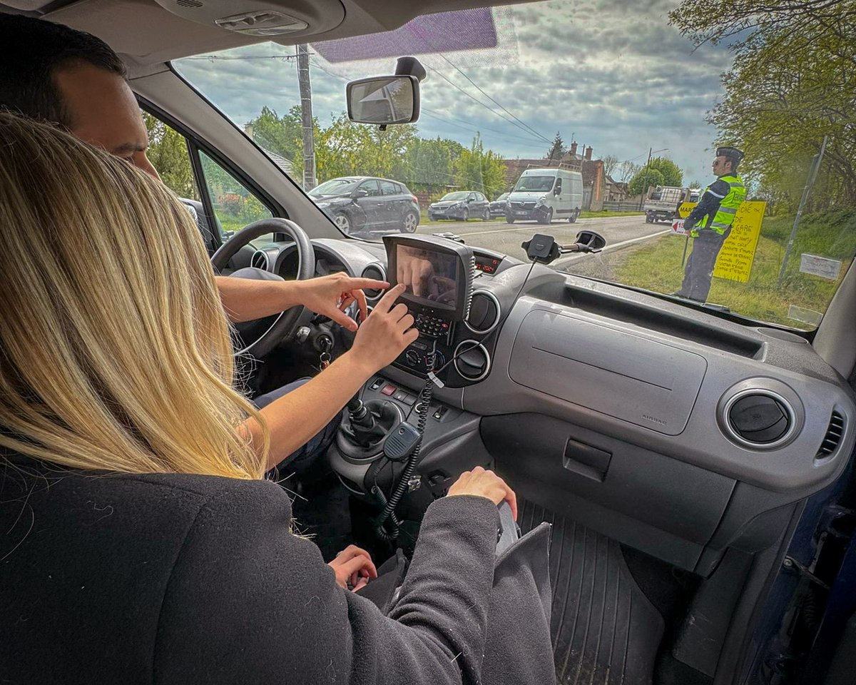 📍Rassemblement Vie et Lumière de #Nevoy 

👮‍♂️ En immersion aux côtés des forces de l'ordre, au poste de contrôle de la @Gendarmerie nationale ⤵️