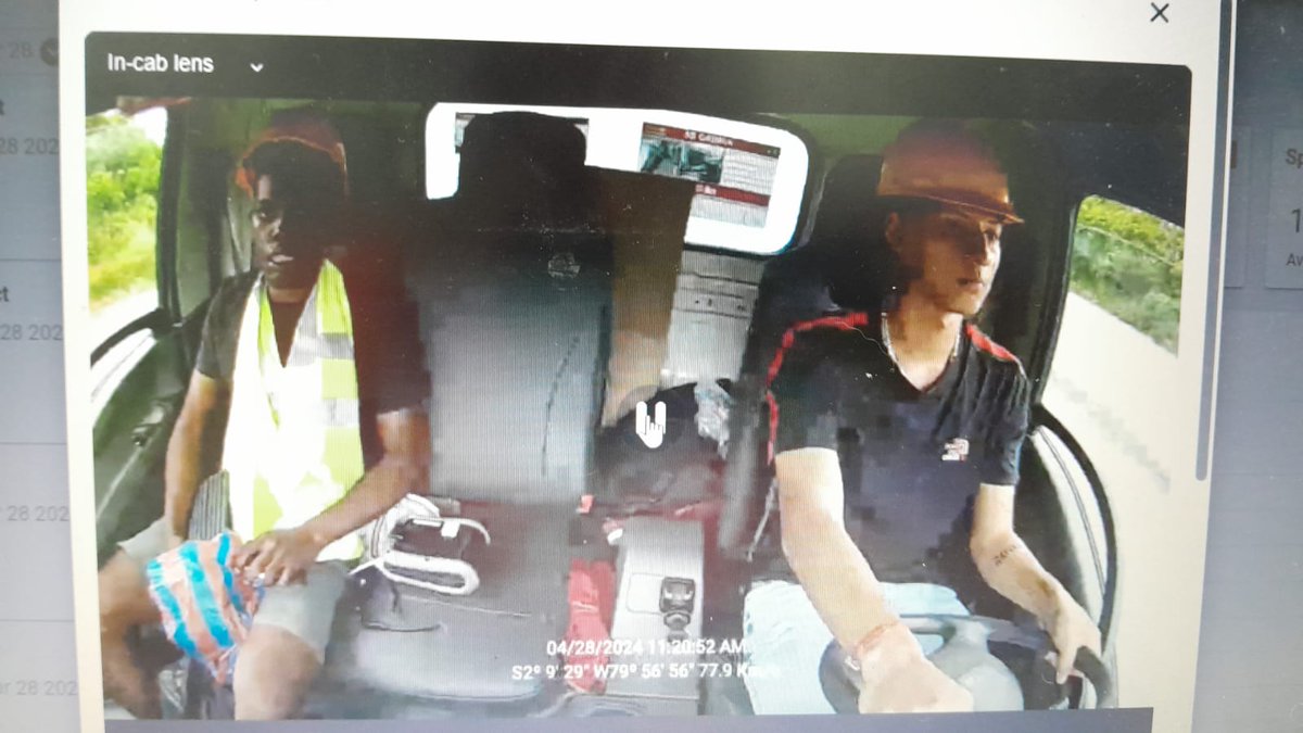EmergenciasEc's tweet photo. Atentos!!
Estos delincuentes quedaron grabados antes de que destruyan  las cámaras de seguridad.
Se robaron un camión y Secuestraron a sus ocupantes.
Compartir hasta dar con el paradero de estos terroristas. https://t.co/Y8qVuiK95V
