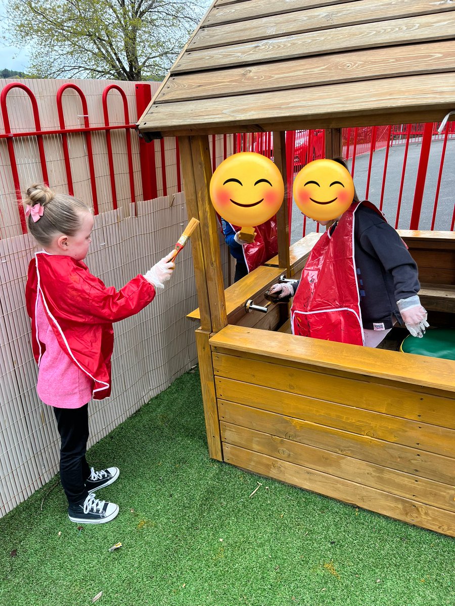 “The big clean up” 
We enjoyed taking ownership of our outdoor area today. We worked hard preparing our space ready for our new planting garden. We enjoyed painting our wood work, new chalk board and de-weeding our planters 🪴