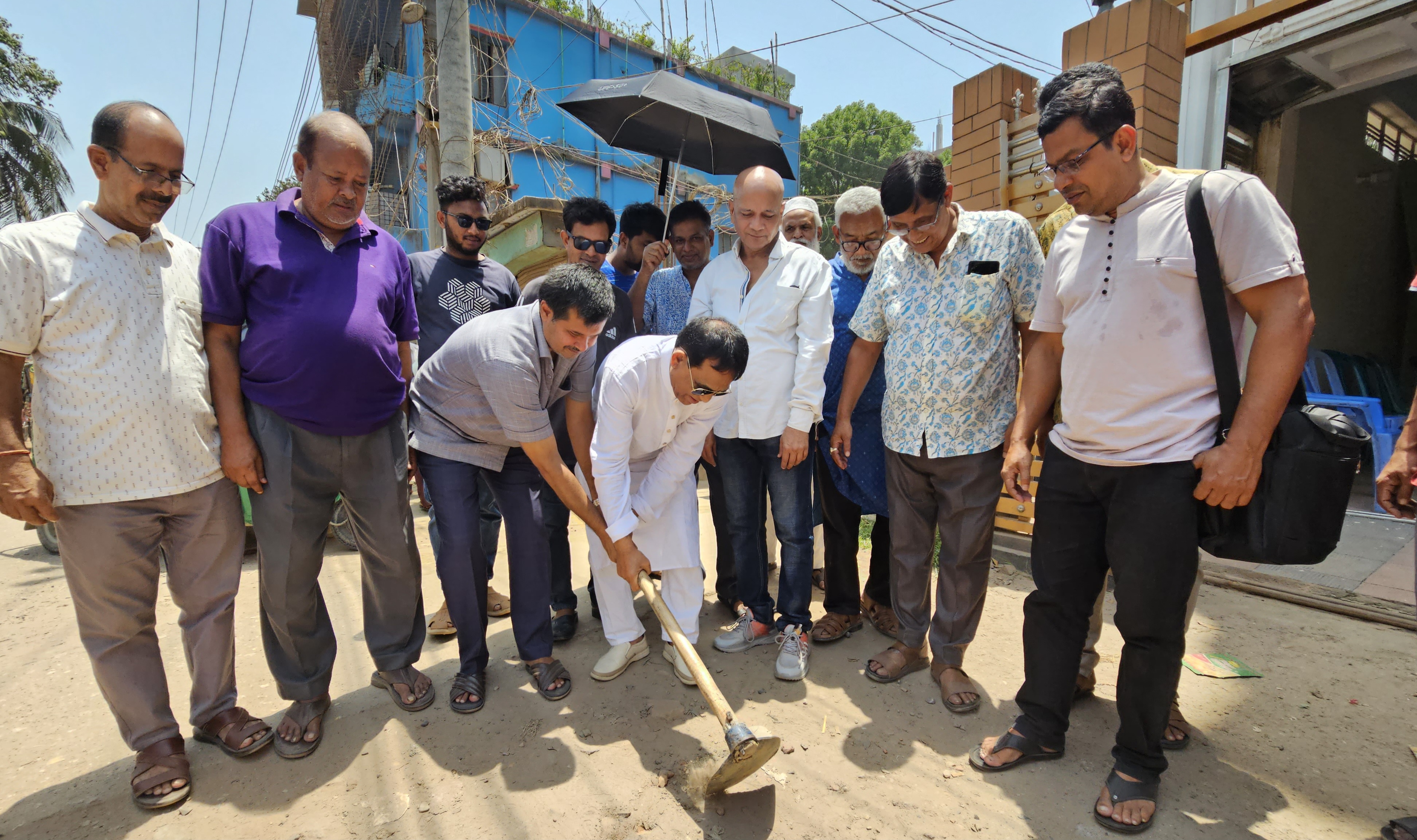 নায়ক মান্নার কলেজ পাড়া-বেড়াডোমা রাস্তার কাজের উদ্বোধন