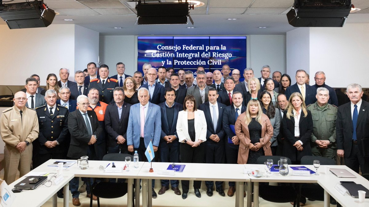 La ministra de Seguridad, Patricia Bullrich, encabezó junto a Néstor Majul, subsecretario de Programación Federal y Articulación Legislativa; Santiago Hardie, a cargo de la Dirección Nacional de Protección Civil y Gestión de Riesgo; e Ignacio Cabello, a cargo del @Sinagir_Arg; el