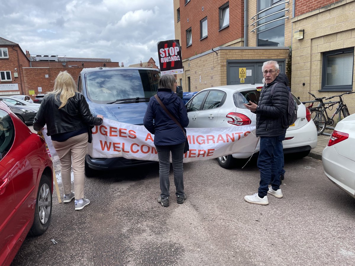 Police were called to the #loughborough immigration reporting centre after protestors stopped an enforcement van leaving. Refugee campaigners said some migrants who arrived for today’s routine appointments hadn’t left the building (1/2)