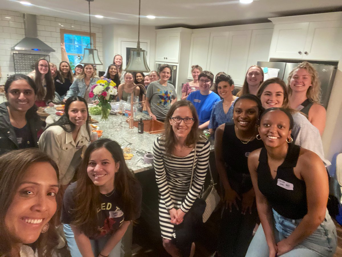 We had over ‼️THIRTY‼️ attendees at the joint Duke-UNC RJOS mixer last night!!! Awesome community building with our friends down the road #ILookLikeASurgeon #WomenInOrtho @RJOSociety @rjosmedstudents