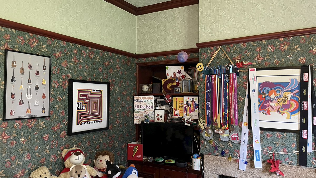 alexmac06's tweet photo. Mums been busy spring cleaning my room before my op &amp; making some space in case I get visitors after my op. 
But best of all, she’s got some of my pics up on the wall at last!! 🎸🥇🏆 🖼️  #TheBluebells #Colorama #PrestonPopFest #AlexArt https://t.co/kibJ2eKu75