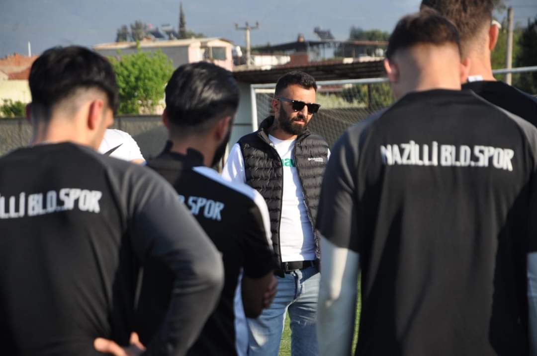 🗣Nazilli Belediyespor Başkanı Şahin Kaya: 'Bizim şike yapacak paramız yok. Bunu tüm kamuoyu biliyor. Çok cüzi miktarlara takım kurmuş bir yönetimiz. Bu algılara kimsenin itibar edeceğini düşünmüyorum. İki takımın da riske girmemesi çok normal.'