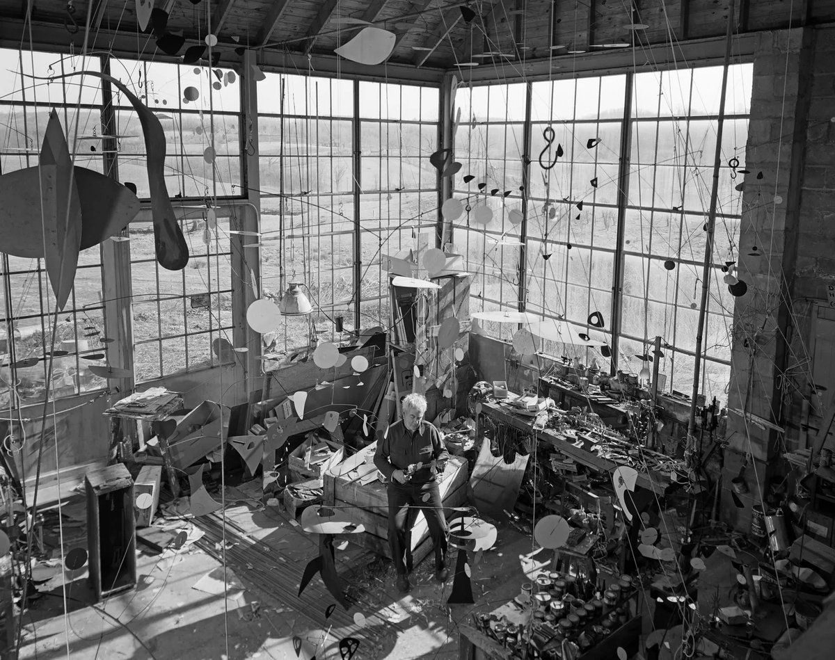 Una estetica minimalista e funzionale, per lo studio di Alexander Calder L'artista nel suo studio | Saché, cittadina nel dipartimento dell'Indre-et-Loire ph © Evans