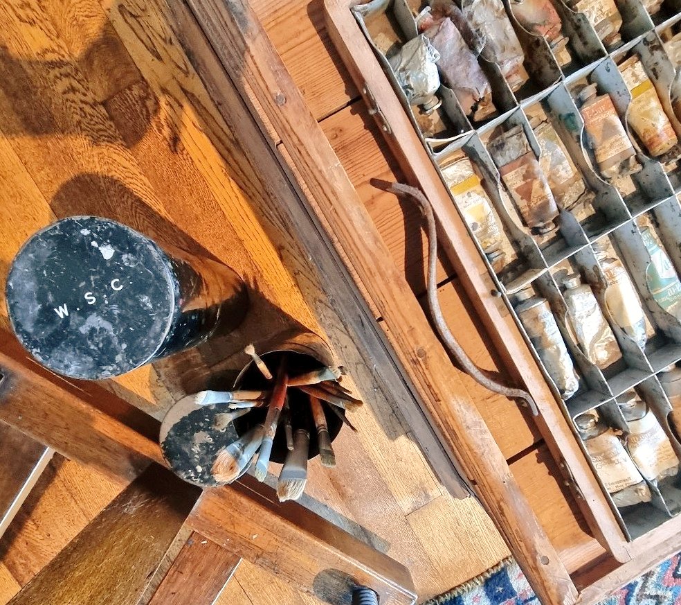 A lesser-seen view from #Churchill's painting studio @ChartwellNT, including his travelling paintbox filled with his favourite shades of oil paints, and the specially monogrammed tubes in which he kept his paintbrushes. 🎨🖌