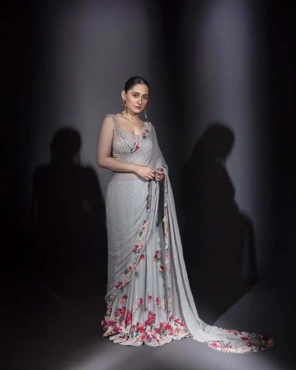 #SanjeedaShaikh captivates in a grey saree adorned with colorful flowers, embracing elegance and vibrancy in her latest pics! 🌺🌿💥🫠
.
.
.
.
#SanjeedaShaikh #FloralSaree #GreyElegance #talkingbling