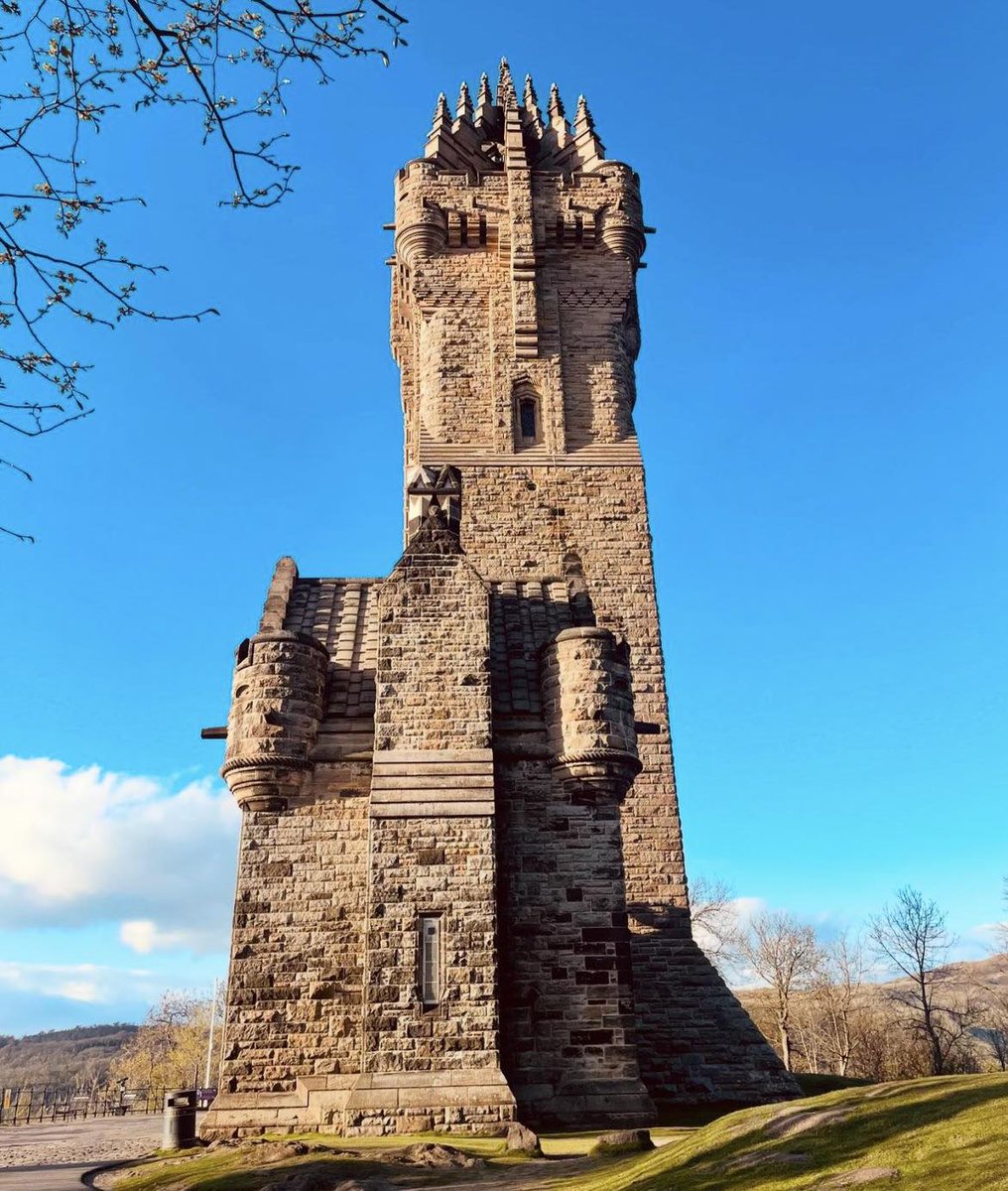 Lovely views of the sun shining down on The National Wallace Monument in Stirling ☀️. Have you climbed the 246-step spiral staircase before? 🏴󠁧󠁢󠁳󠁣󠁴󠁿 IG/sevan.nous.avanture #VisitScotland