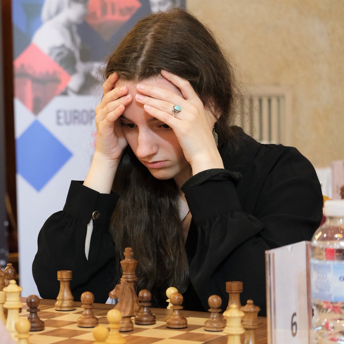 🎟️ WORLD CUP TICKET PUNCHED! 🎟️
Nadya Toncheva is going back to the World Cup next summer!
She qualified by making Top 10 at the European Championship, just like last year (!), despite not even being an IM! 🤯👏👏

chess-results.com/tnr897945.aspx…
📷: Jim Laga
#chess #womeninchess #EWCC24