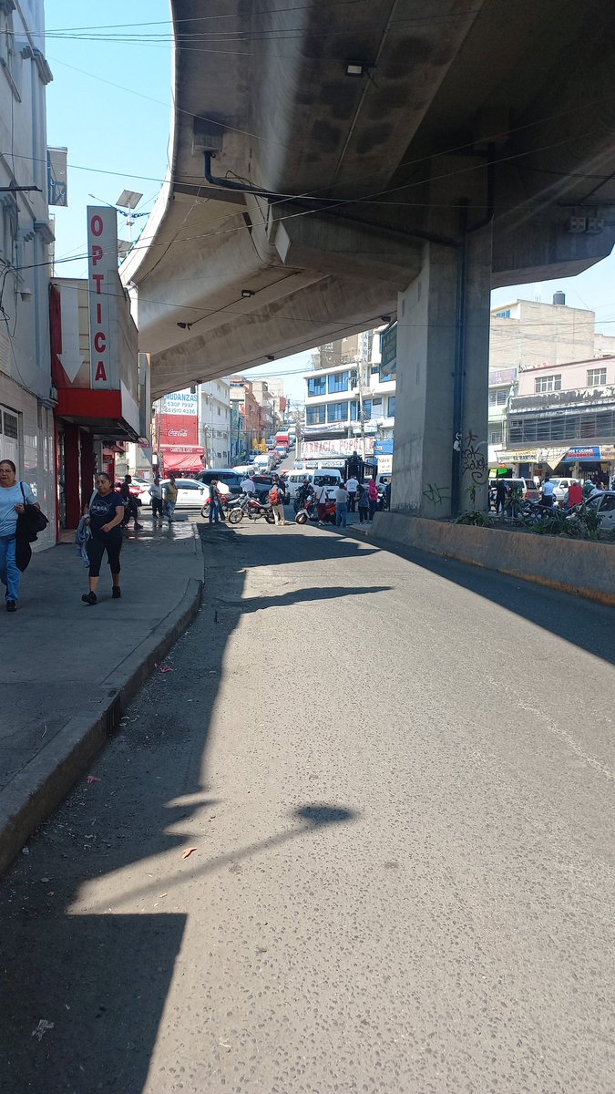 Vecinos y comerciantes del Molino, Naucalpan, bloquean la calle Ferrocarril Acambaro y av. El Molinito. Exigen alto a la extorsión #extorsiónmolinito