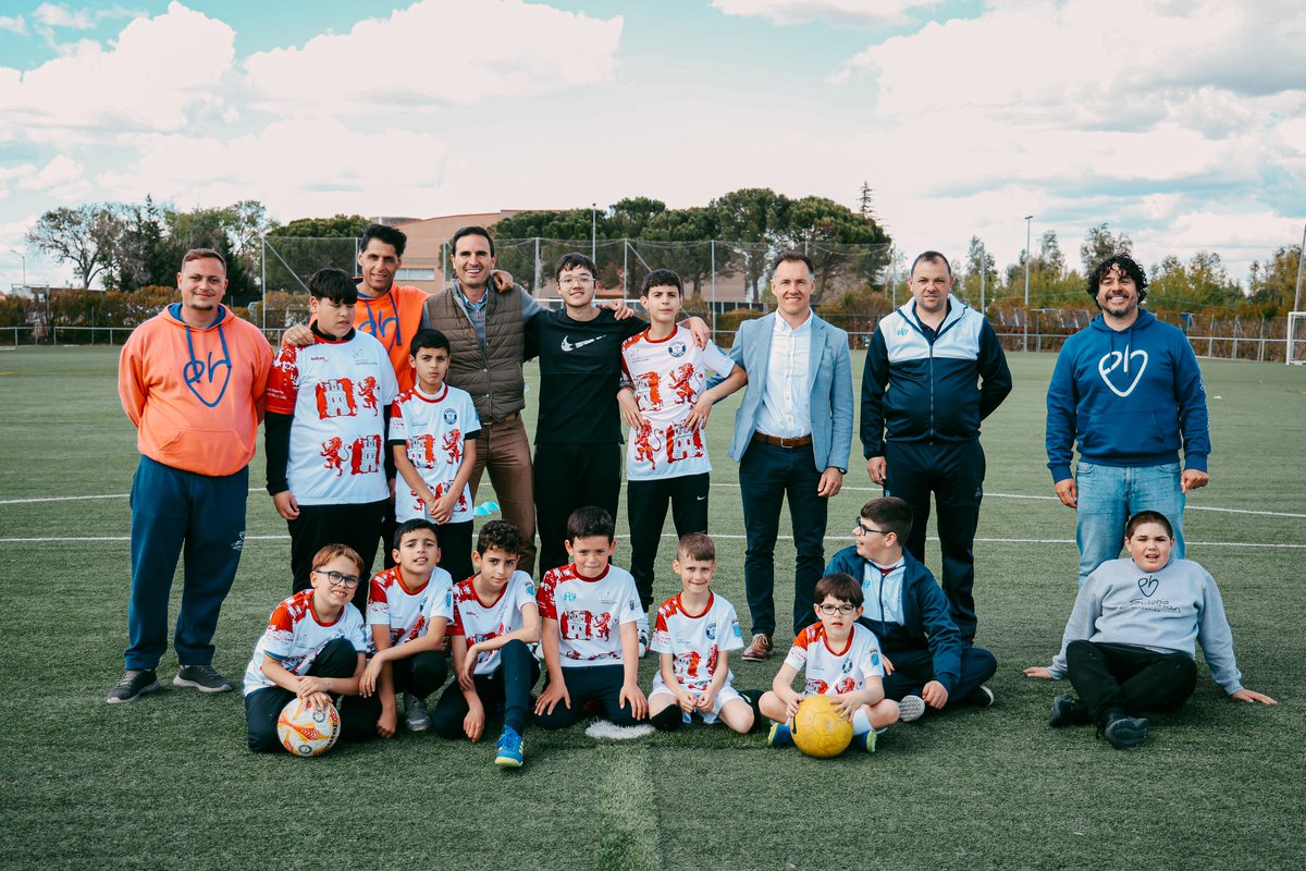 El alcalde de @AyuntamientoMDC @GuzmanGomezMdC, ha visitado esta tarde junto con el concejal de deportes el entrenamiento de la #Escuela100x100Deporte en la localidad. Les han recibido el responsable de proyectos, Diego de la Torre, y los monitores de nuestra fundación,…