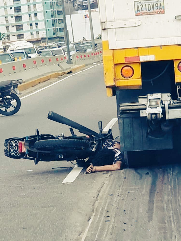 Imágenes de un trágico accidente de un motorizado hoy a la altura del Distribuidor Metropolitano en Caracas, sentido centro, específicamente frente al hotel Mediterráneo, informan que el motociclista habría fallecido en el lugar 😟😮