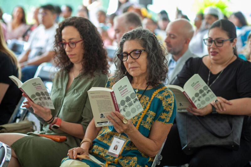 ‘Habitan’ 48 mil personas ‘Ciudades desiertas’ de José Agustín

'La lectura en voz alta de la icónica novela, para rendirle homenaje al escritor mexicano, se llevó a cabo en distintas preparatorias, universidades y reclusorios...'

@FILGuadalajara
fusilerias.com/ciudades-desie…