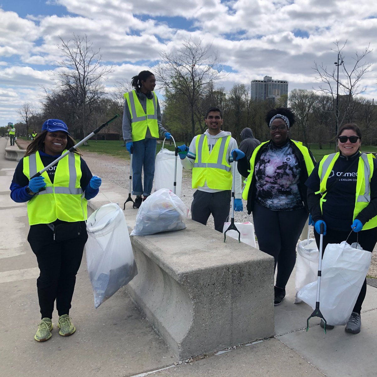 As an @Exelon Impact Leader, Traci, our work planner, makes every month #NationalVolunteerMonth. She's led multiple events throughout #OurCommunities, including a beach clean-up, a plastic bag recycling drive & joining fellow #ComEdVolunteers at a food pantry – just in April!