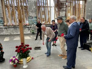 Acının Etrafında Birleşen Bir Halk
KUZEY OSETYA

Şu an bulunduğumuz alanda böyle bir vahşetin yaşanmış olduğuna insanın aklı ermiyor. Öyle gazete haberlerinden okumaya, televizyon haberlerinden izlemeye benzemiyor burada olmak. Olayın görgü tanıklarının, mağdurlarının o anları…