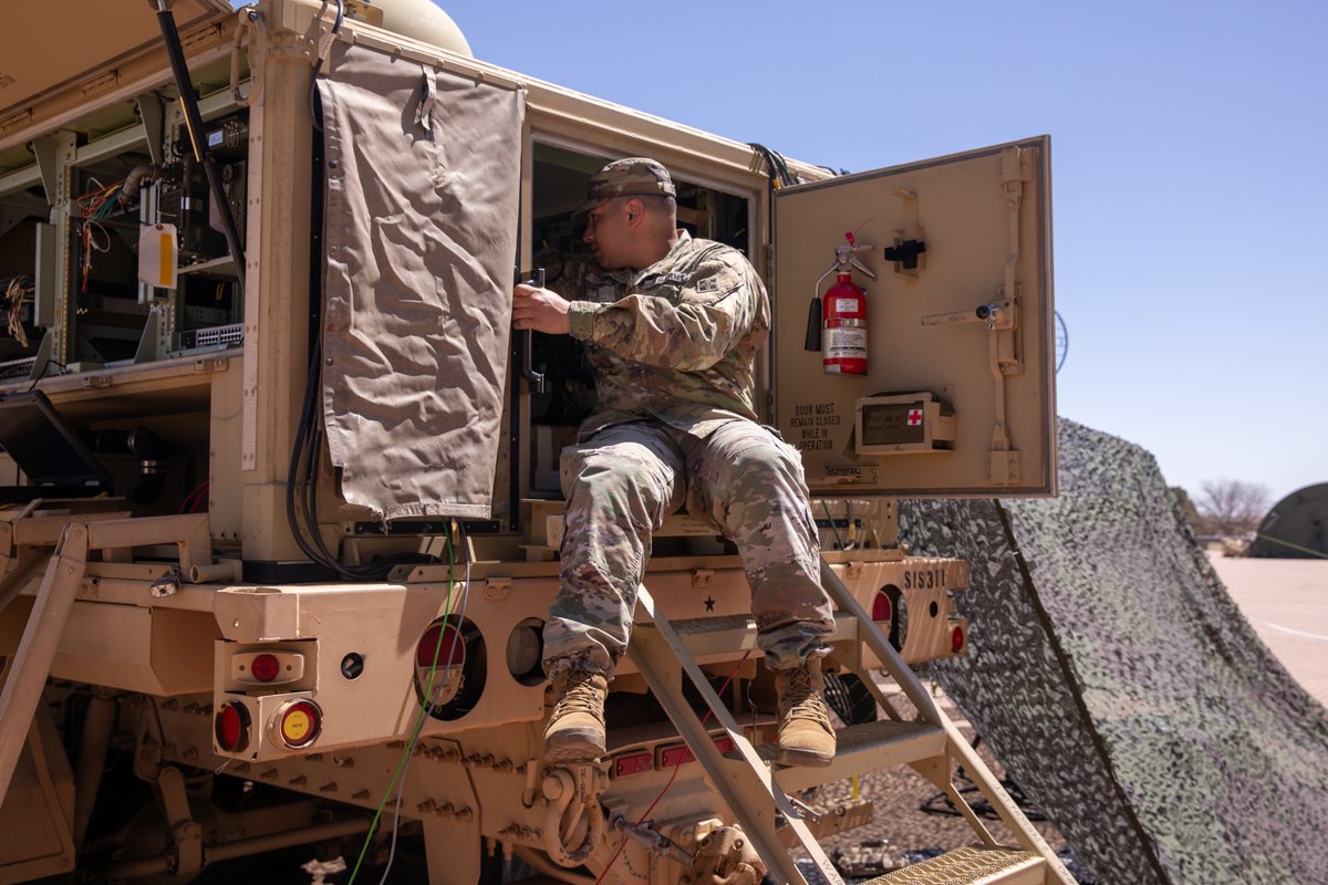 4thInfDiv's tweet photo. 4ID Soldiers are back at the motor pool today keeping our vehicles combat ready! These vehicles were essential to the success of last week's Ivy Sting III CPX.

#SteadfastandLoyal 
#MotorpoolMonday https://t.co/wdNtOAh445
