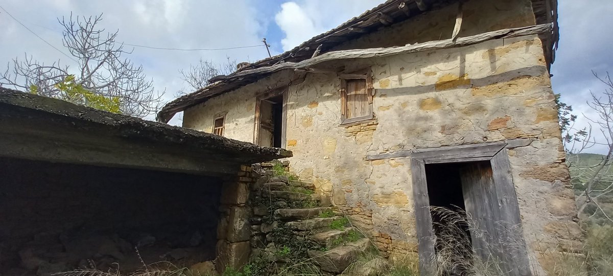 Bu ev babamın dedesinin evi. 110 yıllık. Biz Yörükler Orta Asya'dan dün gelmedik.