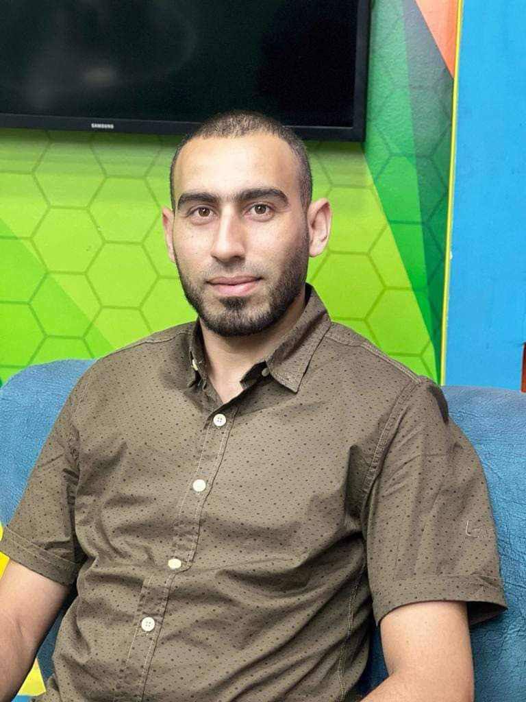 ارتقاء الصحفي سالم أبو طيور، بقصـ..ـف الاحتـ،ـلال منزله في النصيرات وسط قطاع غزة.
