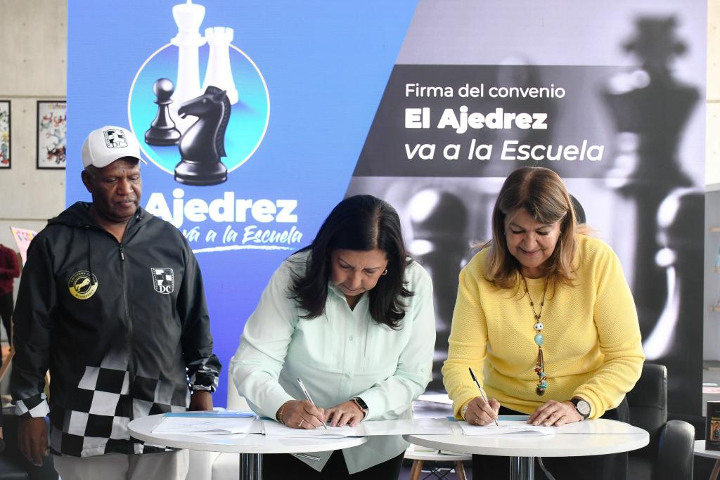 ¡Iniciamos la semana con alegría, entusiasmo, esperanza y fe! Hoy junto a la @AlcaldiaDCcs, la Asociación de Ajedrez de Caracas y el @MPPEDUCACION, estamos firmando el convenio 'El Ajedrez va a la Escuela'. Via @_LaAvanzadora