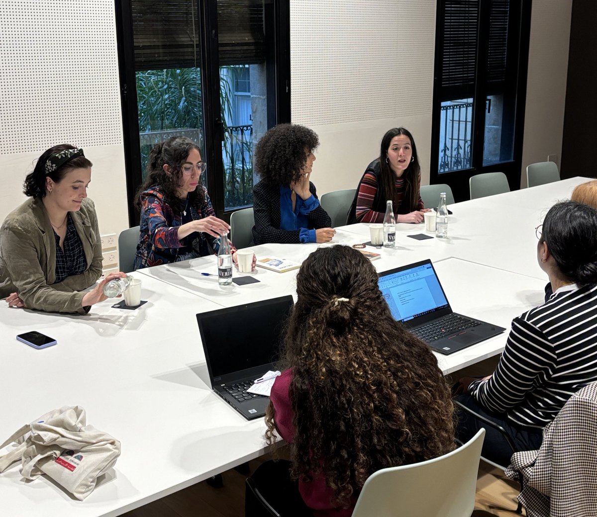 🟣 Durant tota la tarda hem tingut la 1a trobada d’escriptores mediterrànies “Narratives blaves i liles”

🗣️ Tallers i taula rodona amb Salma El Moumi, Karima Zlali, Sara Touri El Mansouri i Òmnia l’Bakkali

🤝 Moderat per Mireia Estrada