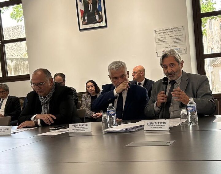 Travail de #terrain Rencontre ministérielle avec @guillaumekasba ✅ @MartineVassal, Georges Cristiani, Psd Union Maires @departement13 : contraintes de construction liées à la loi #SRU. ✅ Chaque territoire a ses spécificités urbanistiques. @UC_Senat