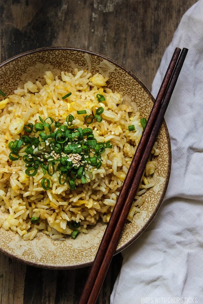 Easy Egg Fried Rice (5 Ingredients) Recipe: pupswithchopsticks.com/egg-fried-rice… #foodie #Nomnom #asianrecipes #asianfood