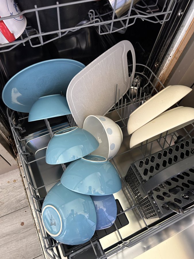 If you’re wondering what the current state of feeling is amongst GB News staffers amid looming redundancies, I present to you the studio dishwasher 🍽️