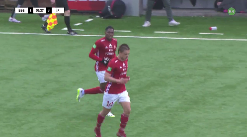 INCREDIBLE SCENES AT GUNDADALUR: Jhon Mena has made it THREE - ONE to @IFfuglafjordur! ÍF (ZERO points from 6 matches) are 3-1 up against B36 as we enter the last part of the first half. Wow! 🇫🇴
