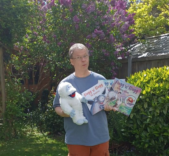 The sun popped out - so did #Yeti - to pose with our THREE #HuggnBugg #picturebooks FINDING HOME, THE COMB & THE SURPRISE. All #AvailableNow AlbertTortoise.com/hugg-n-bugg/
#bookseries #author #illustration #bookish #storytime #newbooks #publishing #publication #snowman #rhyming