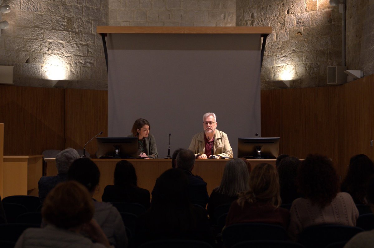 UdGFacTurisme's tweet photo. Avui, a la Facultat de Turisme, ha tingut lloc l'emocionant acte de comiat del degà actual i la benvinguda del nou. És un moment de transició significatiu que assenyala el començament d'una nova etapa per a la facultat, plena de promeses i oportunitats. https://t.co/SZVH7GpFlQ