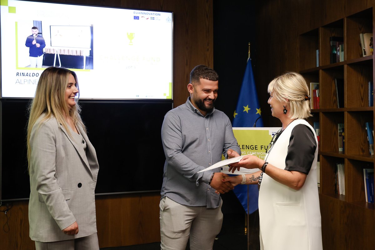EUinAlbania's tweet image. 47🇦🇱 startups will benefit from our direct assistance through the EU-funded #ChallengeFund grant scheme. Environment-friendly robots, mushroom production from waste, or artisanal chocolate made in 🇦🇱, you name it. Today, we awarded some of the most creative ideas in Albania.
1/2