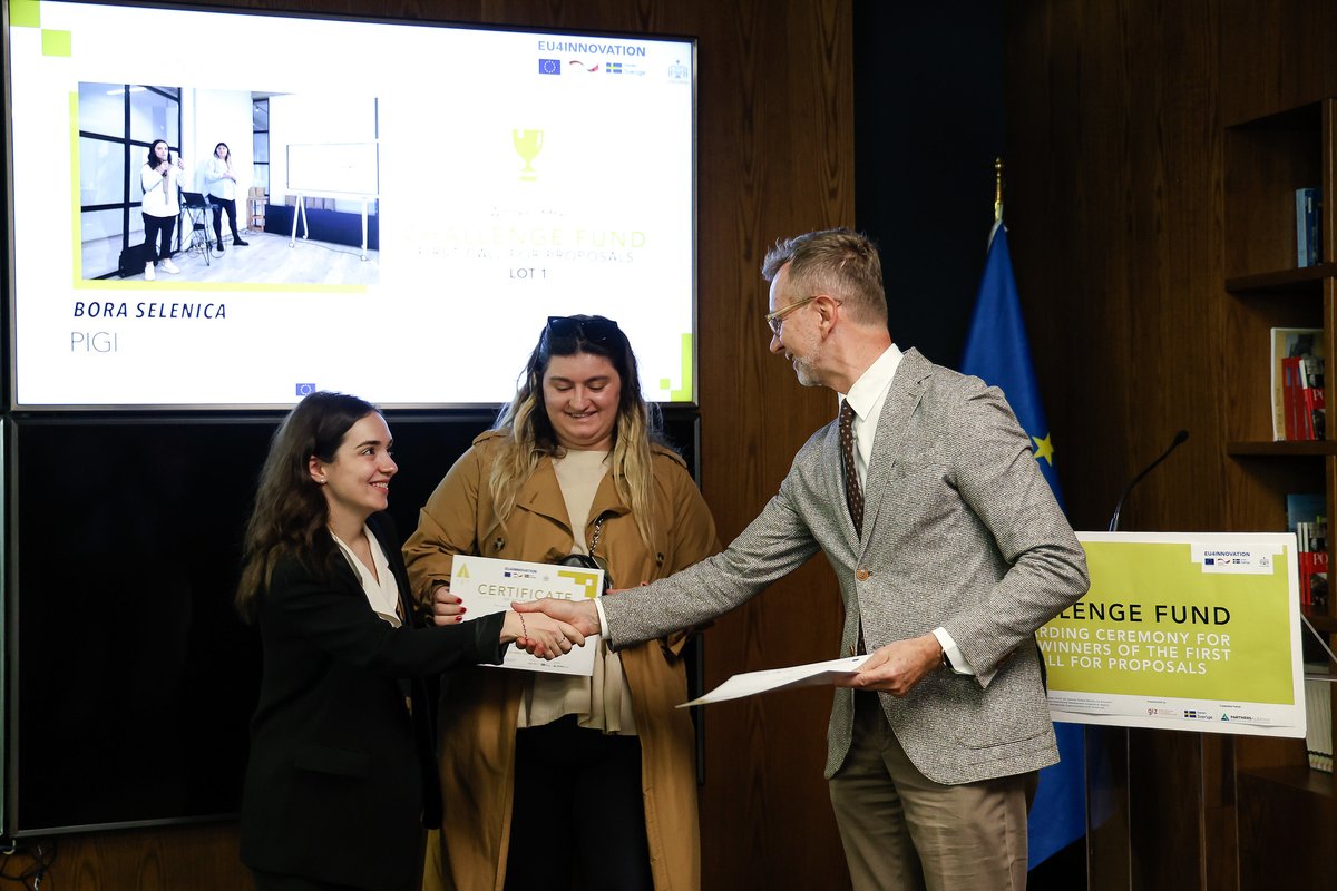 EUinAlbania's tweet image. 47🇦🇱 startups will benefit from our direct assistance through the EU-funded #ChallengeFund grant scheme. Environment-friendly robots, mushroom production from waste, or artisanal chocolate made in 🇦🇱, you name it. Today, we awarded some of the most creative ideas in Albania.
1/2