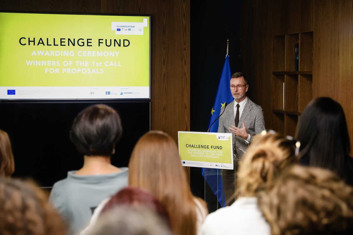 EUinAlbania's tweet image. 47🇦🇱 startups will benefit from our direct assistance through the EU-funded #ChallengeFund grant scheme. Environment-friendly robots, mushroom production from waste, or artisanal chocolate made in 🇦🇱, you name it. Today, we awarded some of the most creative ideas in Albania.
1/2