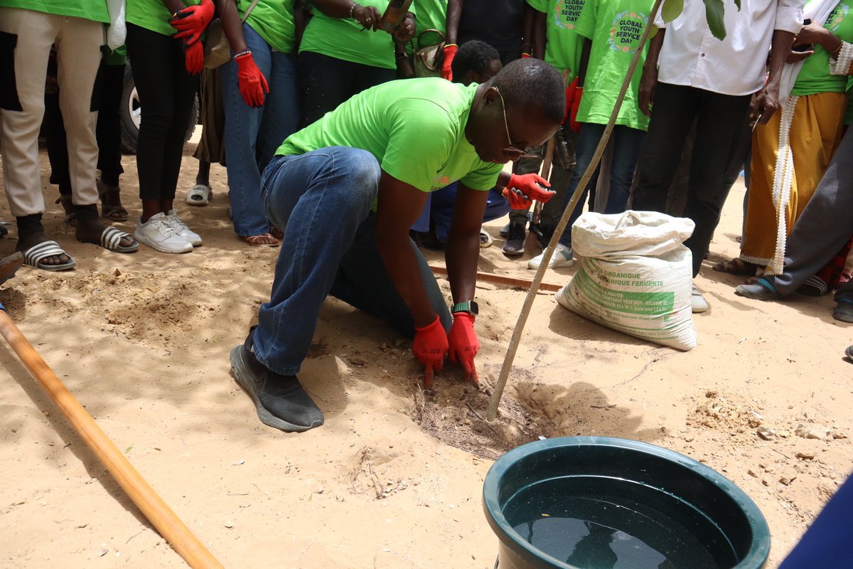 Mr_DSk99's tweet photo. Over the weekend I had the pleasure of participating in Global Youth Service Day activity with the @YESAlumniSN, @KLYESAbroad students, YALI alumni in Senegal, @usembassydakar, ACCESS Program students, Community Development Leader @Niintche and Climate Activist @abdourami. https://t.co/IzmKlBuz04