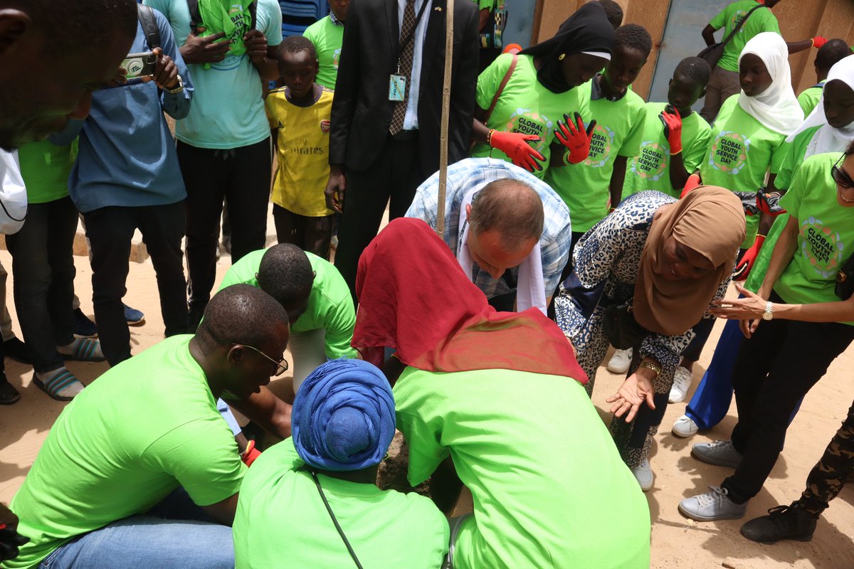 Mr_DSk99's tweet photo. Over the weekend I had the pleasure of participating in Global Youth Service Day activity with the @YESAlumniSN, @KLYESAbroad students, YALI alumni in Senegal, @usembassydakar, ACCESS Program students, Community Development Leader @Niintche and Climate Activist @abdourami. https://t.co/IzmKlBuz04