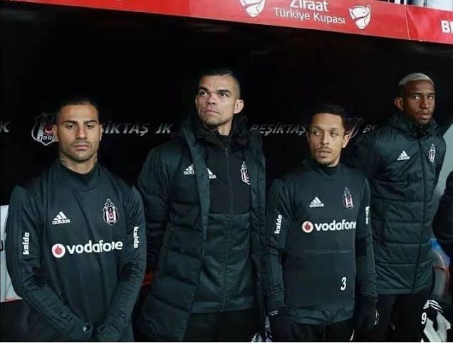 Beşiktaş'ın kadro kalitesi yerli ve yabancı ayırt etmeksizin minimum bu şekilde olmalıdır.

Bu yaz transfer sezonunda beklentimiz budur başkanım. @Hasan_Arat