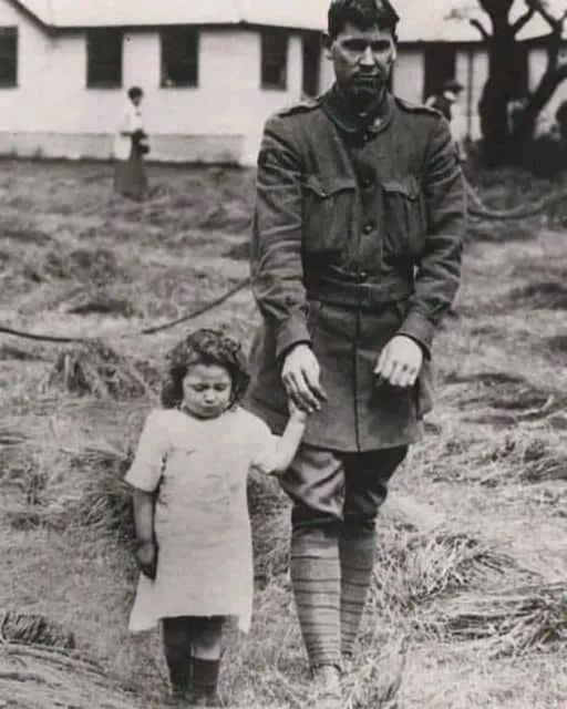 ❤️❤️❤️ Something different, nice story... The little girl in this photograph is Ruby Crane.....from the age of 3 years old Ruby walked blinded soldiers around a rehabilitation centre called St Dunstans at Brighton in Sussex, where Rubys Father was the head gardener....she knew…