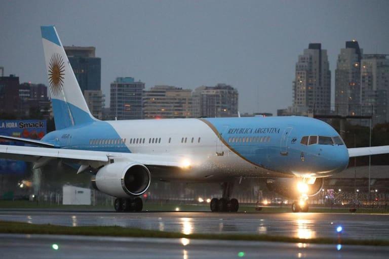 Javier Milei viaja a Los Ángeles y abandona los vuelos comerciales: empieza a volar en el avión de lujo que compró Alberto Fernández lanacion.com.ar/politica/javie…