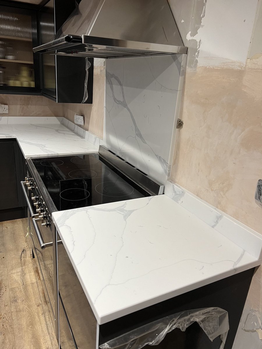A Lowfield Joinery customer in #Brompton chose Fugen Stone Calacatta Royal #quartz for their kitchen worktops. 

We really liked the waterfall feature to the front of the sink. 

#kitchens #granite #quartzworktops #graniteworktops #beautifulkitchens 

#CommittedToExcellence