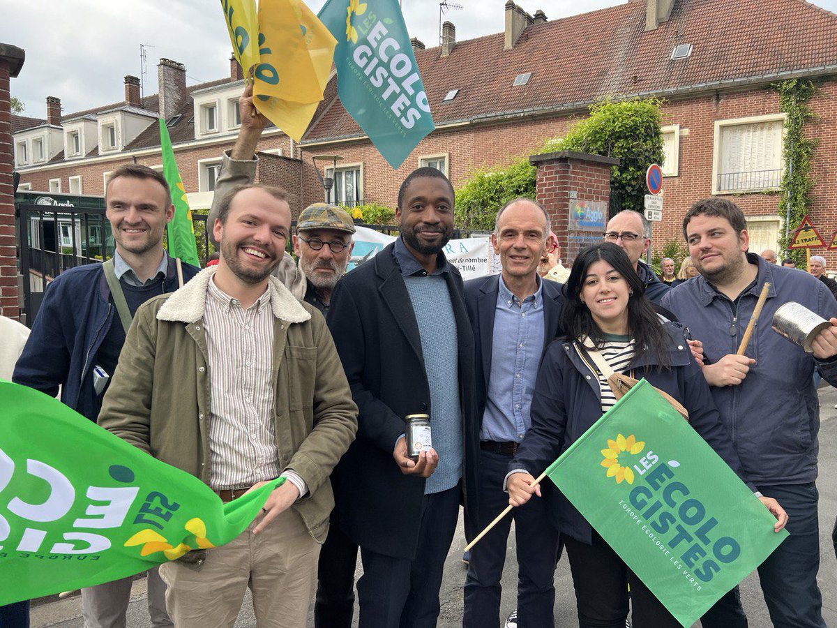 Avec @diarra_abdou1 contre l’extension de l’aéroport de Beauvais. ✈️
 
45000 vols prévus en 2030 au lieu de 32000 actuellement. Une aberration écologique ! 💨