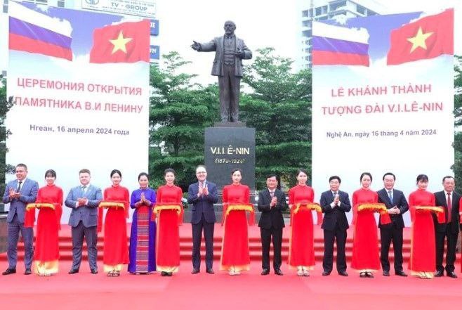 Gabriele_M24's tweet photo. 🇻🇳🇷🇺The unveiling of #Lenin statue took place in city of #Vinh the capital of #Vietnamese #NgheAn province to commemorate 154th anniversary of birth of Vladimir Ilyich Lenin and symbolizes friendship and partnership between #Vietnam and #Russia
#Lenin154 #Hanoi #Russian #Allies https://t.co/k293vpORdD